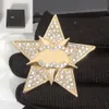 Sıcak yıldız pimler marka tasarımcısı broş 18k altın harfli pimler broşlar mücevher erkekler kadın kakma kristal broche cape inci takım elbise pin pin aksesuarlar hediye kutu