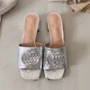 Klasyczne projektanta blokujące g diamenty Sandały Kobiety 3 cm Blok Obcina Letnie buty Przuszone skórzane śliski Sandal Sandal Płaskie zjeżdżalnia plażowe Kapcie Bling Crystal donfs