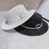 Letter Stijl Flat Top Straw Hat Zomer Zon Bescherming Hoeden Adembuitend Buiten Sunshade Hat Modieuze UV -bescherming Beach Hoeden