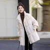 La versione a-line trasuda una giacca a metà lunghezza alla moda per le donne in inverno 2023, con un nuovo Maillard di piccole dimensioni e ispessire