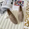 Designer casual skor lp platt mocka loafers sommar kvinnor charm dekorerade vandringskor aprikos läderskor slip-on bekväm mångsidig platt skor