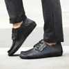 Zapatos casuales cuero para hombres 2024 encaje de verano en la parte superior de la parte superior para hombres, suela suave, transpirable masculino, deslizamiento en caminar