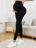 Leggings pour femmes enceinte enceinte de yoga noir serré.