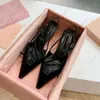 Cielęta skórzane pompki slingbacka metalowe sandały z klamrą 5,5 cm Kitten Obcowanie Slingbacks Women Luksusowy projektant Wskazane palce wieczorowe buty imprezowe