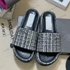 Guldmaskinvarubokstäver tofflor Tweed Lås Candaler Logo Slide For Women Ladies 2024 Summer Brand New Platform Flats Tjock Bottom Mules Slider Espadrille