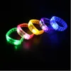 10pcs ledes luminosos luminosos pulseiras de borracha de borracha de plástico de plástico Barra de pulseiras aplaudindo brinquedos presentes de casamento navidad natal