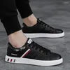 Sapatos casuais 2024 Spring Men's Board Trend respirável pequeno esportes brancos de couro baixo