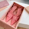 Cielęta skórzane pompki slingbacka metalowe sandały z klamrą 5,5 cm Kitten Obcowanie Slingbacks Women Luksusowy projektant Wskazane palce wieczorowe buty imprezowe