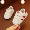 Sneakers Nya babyskor Sneakers Solid Color Pu Leather Soft Cotton Baby Boy Shoes Nonslip Nyfödd Småbarn Boy Girl Shoes First Walkers