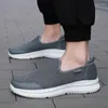 Sapatos casuais para homens 2024 Marca escorregando no vulcanize masculino redondo de pé de pano sólido pano líquido respirável tênis clássicos de salto baixo