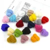 10-50pcs編み色のミニ帽子diyクラフトサプリーキッズヘッドウェアヘアアクセサリーブローチかぎ針編み装飾おもちゃ飾り小さなキャップ