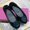 2024 Sandales féminines Designer Slippers Travel Ballet Flat Nappa En cuir Perfect Black Gris rose rose or vert Deep Blue Men Chaussures Femme Trainers