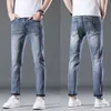 Jeans de jeans masculino Luxo Luxo para a primavera Novo produto Slim Fit Feet Small Feed Black Trendy Medusa calça cortada qqwt