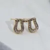 Hoge versie V-Gold F Home Full Horseshoe met Wang Qian's dezelfde lichte modeset Diamant U-vormige oorbellen en oorgespen