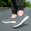 Chaussures décontractées tricoter les hommes d'automne en 2024 pour hommes Slip on Mesh Vulcanie Soft Scel Slip-On Outdoor Vintage Platform Sneakers