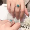 Klusterringar Qinhuan Luxury Blue Spinel Ring High Carbon Diamond S925 Sterling Silver med Platinum PLATERAD FÖR KVINNA FINE SMEYCHE PARTY