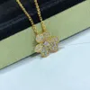 Pendanthalsband avancerad Fashion Luxury S925 Silver Clover Full Diamond Necklace Märke smycken levereras med förpackningsväska 240410