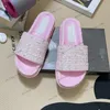 Lettere in oro 2C da donna Slifori con fibbia Muli Tweed Slides a pasta piena intrecciata sandali a c sandali in maglia piscina piscina flip flip fluviali a forma piatta a forma piatta scarpe