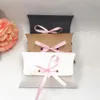 24pcs/Lot Kraftpapier 12.5*8*2,5 cm Kissen Geschenkbox Hochzeitsfeier Gefällt mir Geschenkbonbonkästen mit rosa Bande