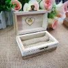 Aangepast uw namen en datum grave houten trouwringbox met liefde hart gepersonaliseerd geschenk rustieke trouwringdrager doos