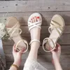 Sandálias Mulheres Moda de verão 2024 Captura estreita do cinto estreito Saltos grossos de cor sólida sapatos casuais simples