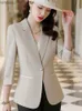 Costumes féminins Blazers Blazer Femmes Nouvelles à la mode élégante All-Match Simple Classic Design Office Office Office Single Button Tempérament mince Coat C240410