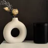 Donuts de jarrón de cerámica de cerámica blanca jarrones decoración de macetas de flores nórdicas sala de estar de escritorio simple orname orname circular biberón regalo de botella