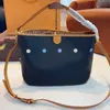 Vintage farbige Buchstaben Designer -Taschen gedruckt Totes Einkaufstasche Unterarm Umhängetaschen Crossbody Handtasche Frauen Geldbeutel große Kapazität Taschenhandtaschen 240415