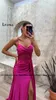 Vestidos de passarela Livanka encantador espaguete tira Celebridade Celebry V-Backless Backless Satin Slit Apliques Pleat Vestido de Noche feito sob encomenda