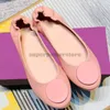 2024 Sandales féminines Designer Slippers Travel Ballet Flat Nappa En cuir Perfect Black Gris rose rose or vert Deep Blue Men Chaussures Femme Trainers