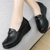 Casual Shoes 2024 Spring Autumn Women's Single Loafers Wedges Soft Sole Bekväm stor mammas läder i mellansvarig pumpar