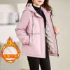 Carica la giacca, corto femminile 2023 inverno nuovo stile alla moda, superando la piccola giacca sportiva all'aperto con cappuccio di statura con cappuccio