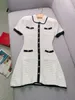 İlkbahar Yaz Beyaz Kontrast Renk Panelli Örme Elbise Kolsuz Yakası Boyun Çift Cep Düğmeleri Tek Bravaslı Günlük Elbiseler W4A094262