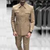 Tailormade Men Suits Solid Color Single Breasted Stand Lapel Regelbunden längd Elegant Blazer Safari Style 2 -stycksjacka byxor 240407