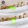 Deck montiertes Wasserfall 5pcs Badewanne Wasserhahnmischer weit verbreitet mit LED -Licht -Badewanne Wasserhahn mit Handschwerfer