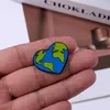 Love Earth Enamel Pins Niestandardowy kształt serca Planet broszki klapy odznaki środowiskowe Ochrona Biżuterii Prezent dla dzieci znajomych