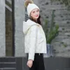 White Women's Short Style 2023 Vinter Nya små och eleganta, förtjockade White Duck Down Jacket Trend