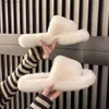 Slippers Plush Dolls 2023 Autumn/Winter New One Line Slippers for Feminino Usando O Outwear Internet Instagram Red Algodão de algodão grossa H240410