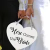 Personnalizd Wooden Heart Here vient la mariée avec et ils ont vécu heureux pour toujours après le signe de la fille de la fleur de mariage, signe du porte-bagages