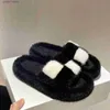 Pantoufles en peluche poupées pantoufles en peluche à plaid noir et blanc pour les vêtements d'extérieur des femmes 2023 Nouveaux chaussures de semelles épaisses en coton hivernal H240410