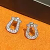 Hoge versie V-Gold F Home Full Horseshoe met Wang Qian's dezelfde lichte modeset Diamant U-vormige oorbellen en oorgespen