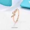 Pierścienie projektantów najlepszych klas dla damskiej Tifancy High Edition Diamond Knot Pierścień z 18 -karatowym różowym złotem na białej miedzi dla kobiet proste i modne spersonalizowane