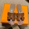 Darmowa wysyłka Chypre Sandal Women Designer Slides Sandałów Kapcia Słonecznie skórzane szkiełka luksusowe damskie sandały Sandały Sandały Sandały