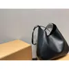 Designer de bolsa de couro vende novas bolsas femininas com desconto nova bolsa