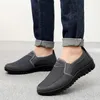 Buty swobodne Summer siatka mężczyźni wsuwane płaskie sapatos pusta wygodne ojciec Man Moccasins Podstawowy espadr 2024