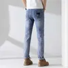 Heren jeans ontwerper lichte luxe en hoogwaardige seizoensgebonden dun gewassen herenjeans, veelzijdige elastische slanke fit kleine rechte been broek Qwex 2S6G