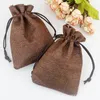 NOUVEAU (50pcs / lot) 4 tailles en lin jute sac à cordon sacs sacs de sacs de fête de faveurs sacs d'emballage sacs de bonbons de mariage sacs-cadeaux