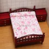 Retro 1:12 muñecas mini muebles de madera casa de muñecas decoración de dormitorio en miniatura mesa de cama floral stripe doble cama de cama para niñas regalos de juguete