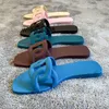 المنزل Oran Paris Slippers L الأصلي صندل شبشب الخنازير البلاستيك للنساء لارتداء قيعان مسطحة مطاطية في الخارج