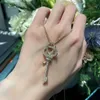 Desginer Tiffanybracelet Tiffanie T Familys Yeni Dokunma Anahtarları Tam Elmas Knot Anahtar Kolye Kadınlar v Altın Orta Yaka Zinciri Kazak Zinciri Yüksek Versiyon